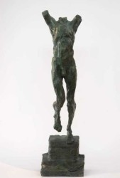 This imposing bronze statuette by Richard Tosczak strikes a pose reminiscent of classical sculptures.